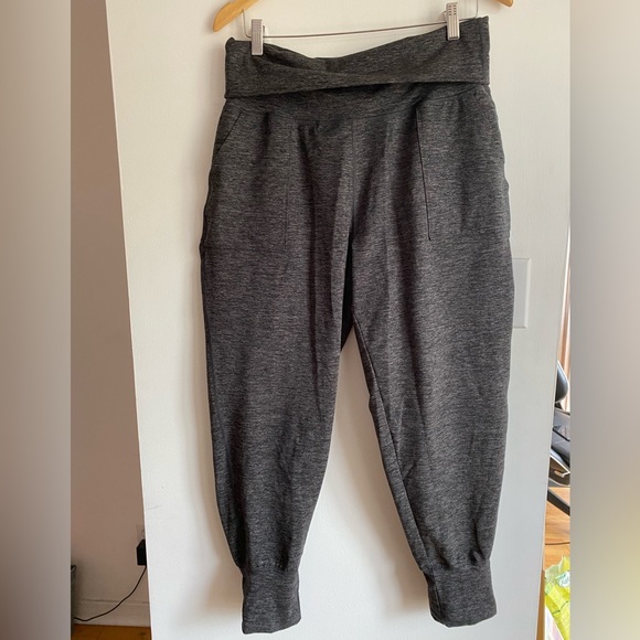 Matching sweatsuit, crop top and joggers set - Picture 5 of 6